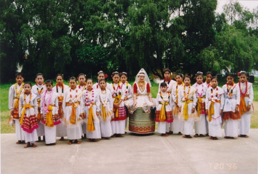 Children in Maibi dress (172 kb)